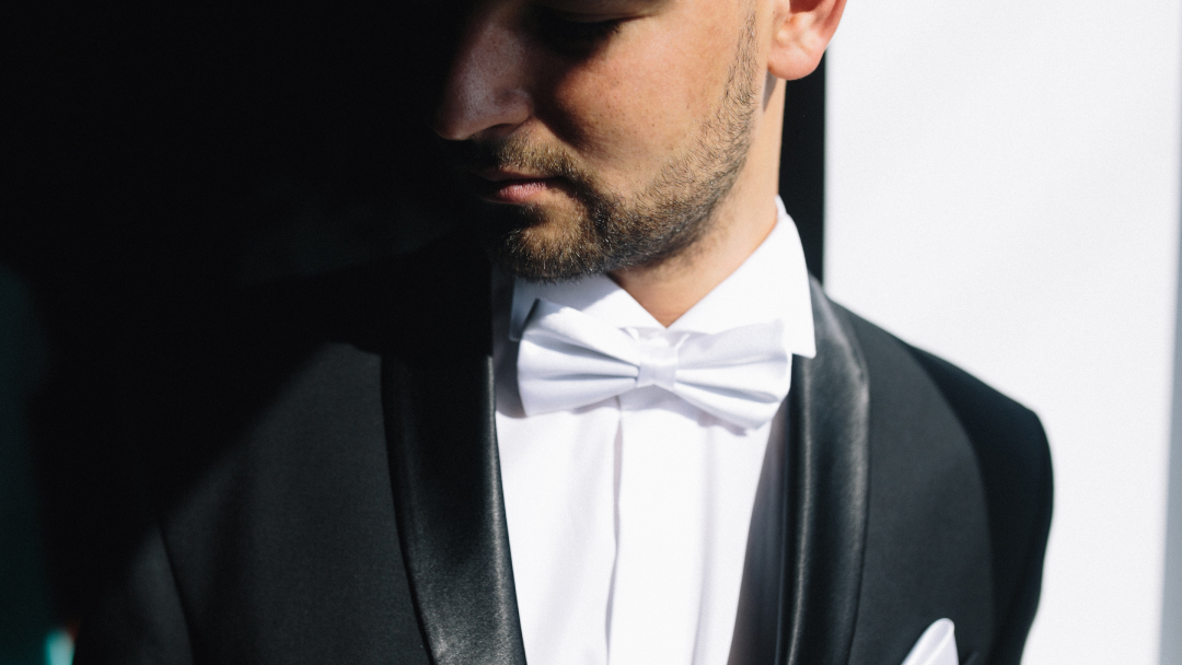 Un costume de mariage élégant pour hommes exposé dans une boutique parisienne, mettant en valeur des tissus élégants et des designs sur mesure.