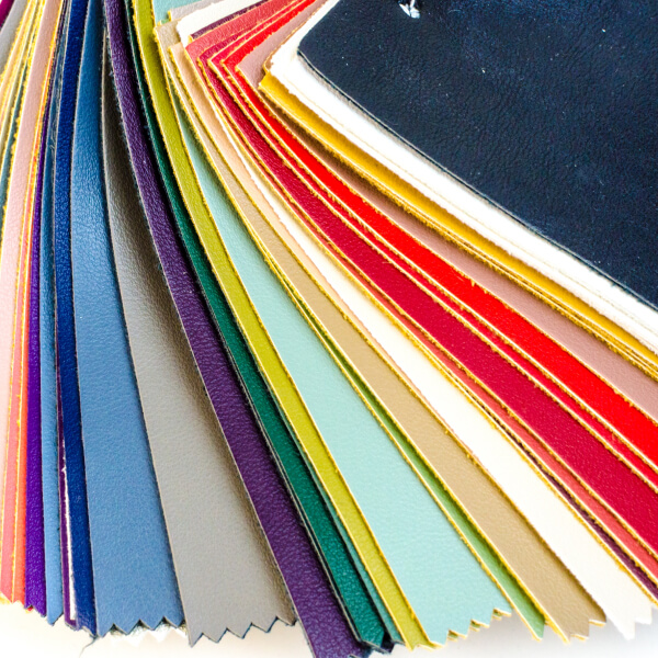 Échantillons de tissus de différentes couleurs utilisés pour la confection de costumes sur mesure