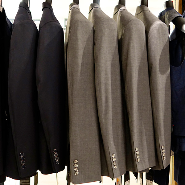 H2-Comment-porter-le-costume-de-mariage-sur-mesure