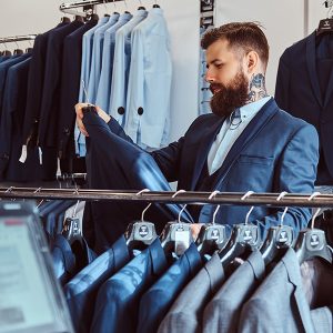 homme choisissant costume