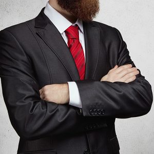 homme barbu en costume avec les bras croisés