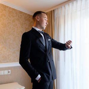 homme en costume regardant l'horloge