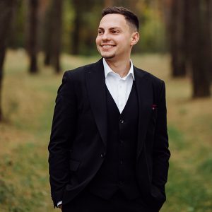 homme en costume souriant