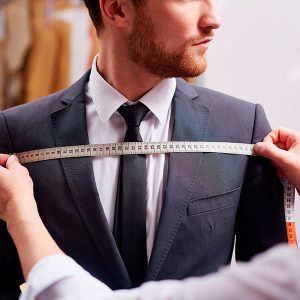 homme prenant des mesures de costume 