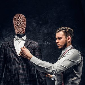homme prenant des mesures de costume