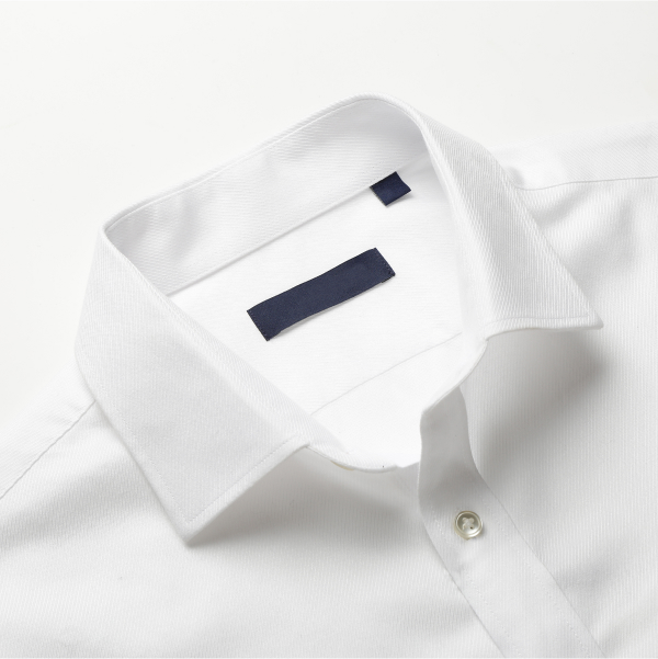 Conseils pour nettoyer le col de chemise de couleur sans l