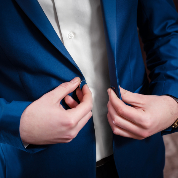 L_importance de la chemise pour costume bleu