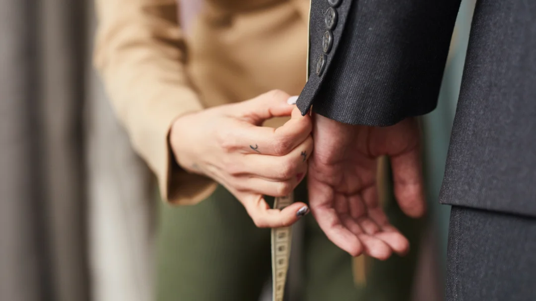 Un costume sur mesure exposé, mettant en valeur son savoir-faire et son élégance, en mettant l'accent sur la qualité et les options de personnalisation.