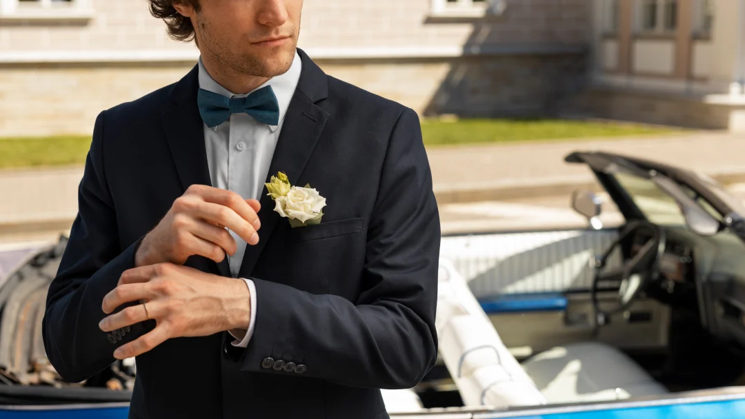 Un homme en costume de mariage, réfléchissant à la manière d'obtenir le meilleur prix pour sa tenue, entouré de différentes options de costumes.