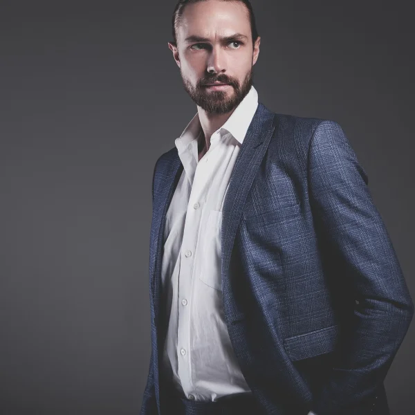 Un homme en costume sur mesure, cravate incluse, pose avec assurance pour l'appareil photo à Paris.