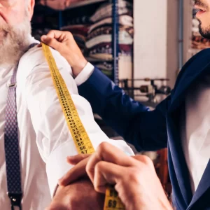 Homme en costume bleu inspiré de la série Peaky Blinders.