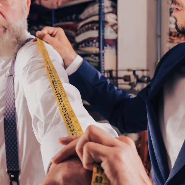 Homme en costume formel, prêt pour une cérémonie, affichant une élégance classique.