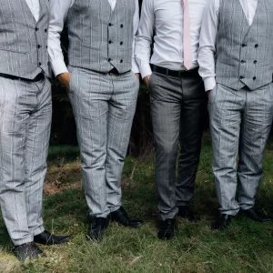 Un groupe d'hommes en costumes et cravates se tient ensemble, affichant une tenue élégante et professionnelle.