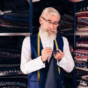 Un homme barbu en costume de marié, souriant et posant pour la photo.