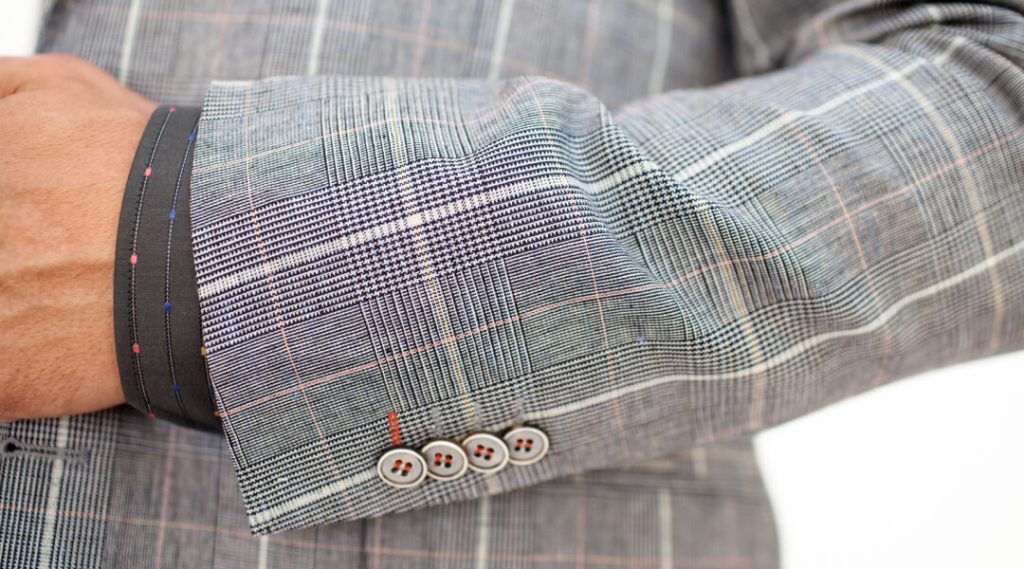 Un gros plan d'un homme en costume et cravate, illustrant le style moderne et la personnalité.