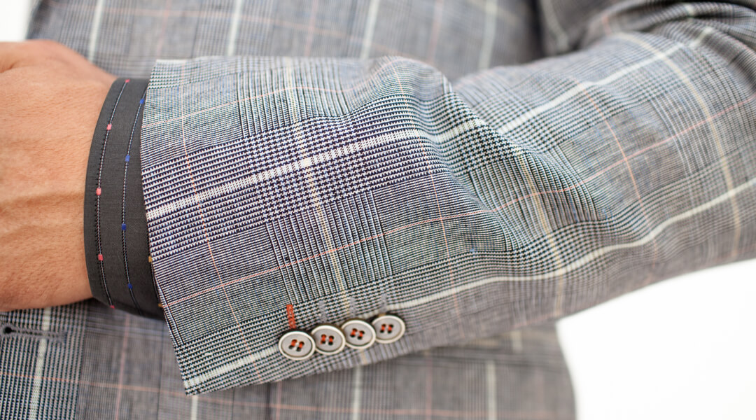 Un gros plan d'un homme en costume et cravate, illustrant le style moderne et la personnalité.