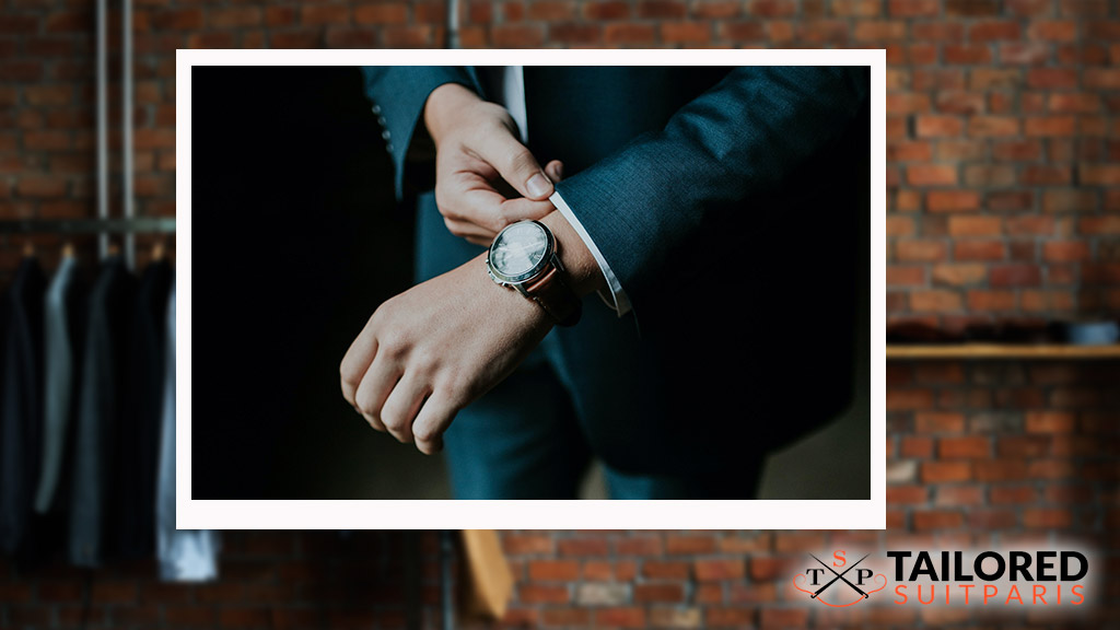 Homme ajustant la manche de son costume sur mesure, une image associée au prix et à la valeur d’un costume élégant et personnalisé.