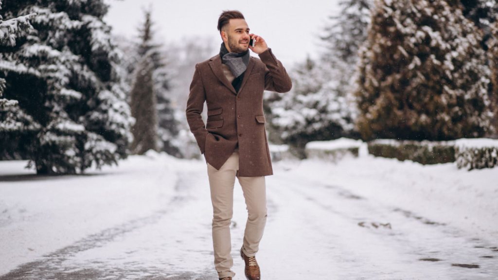Homme portant un costume élégant d’hiver en tissu chaud, idéal pour choisir un costume raffiné en flanelle ou laine pendant la saison froide.