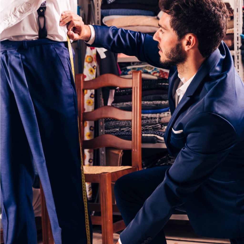 Essayage et prise de mesures pour un costume sur mesure à Paris, avec accompagnement personnalisé pour ajuster la coupe et les finitions.