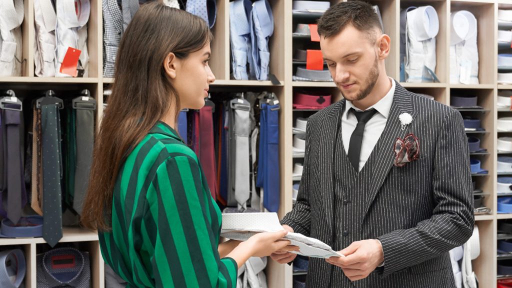 Client essayant un costume sur mesure de qualité en boutique, une image liée au prix moyen d’un costume homme haut de gamme.