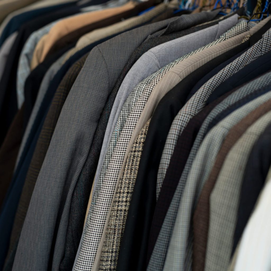 Sélection de vestes et costumes professionnels pour homme, illustrant différents styles à privilégier selon le poste et le contexte de travail.