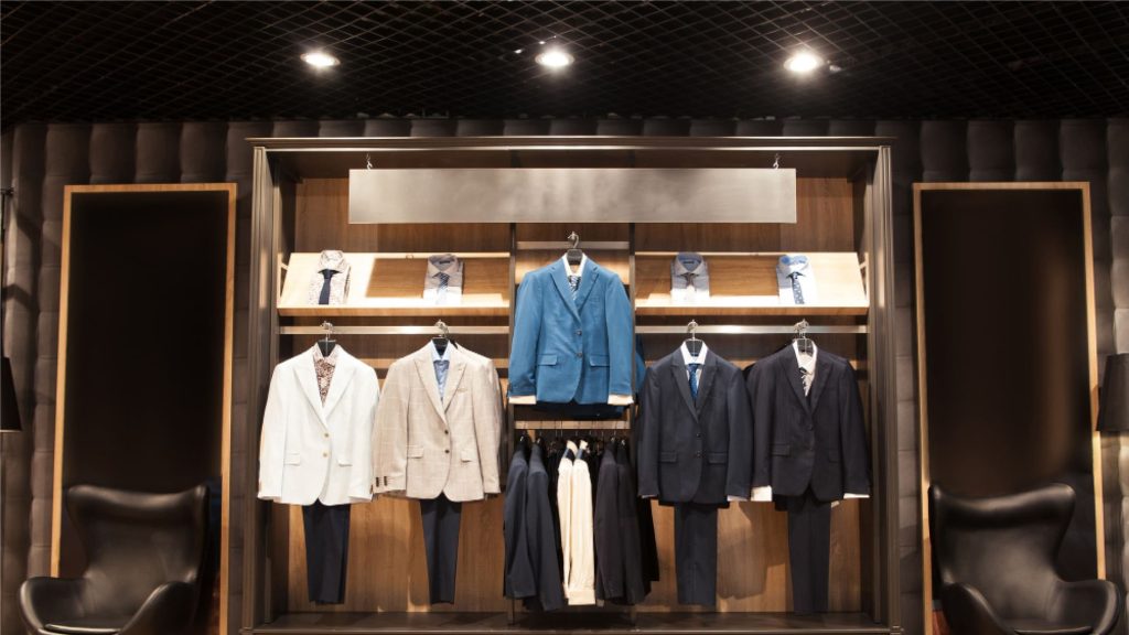 Boutique de costumes sur mesure avec plusieurs modèles élégants, idéale pour choisir une tenue d’entretien d’embauche professionnelle.