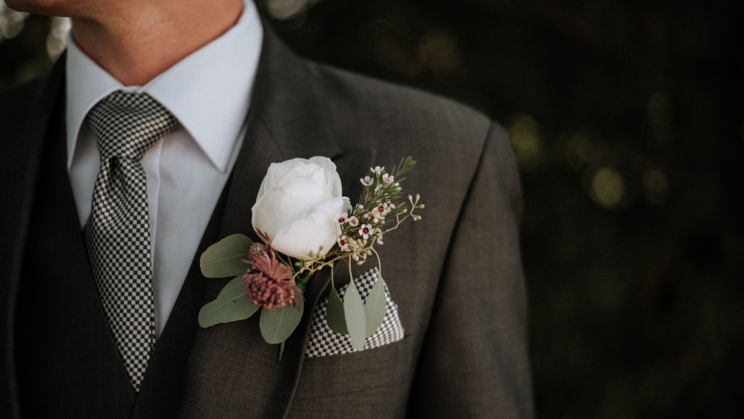 tenue-de-mariage-sur-mesure-au-style-moderne